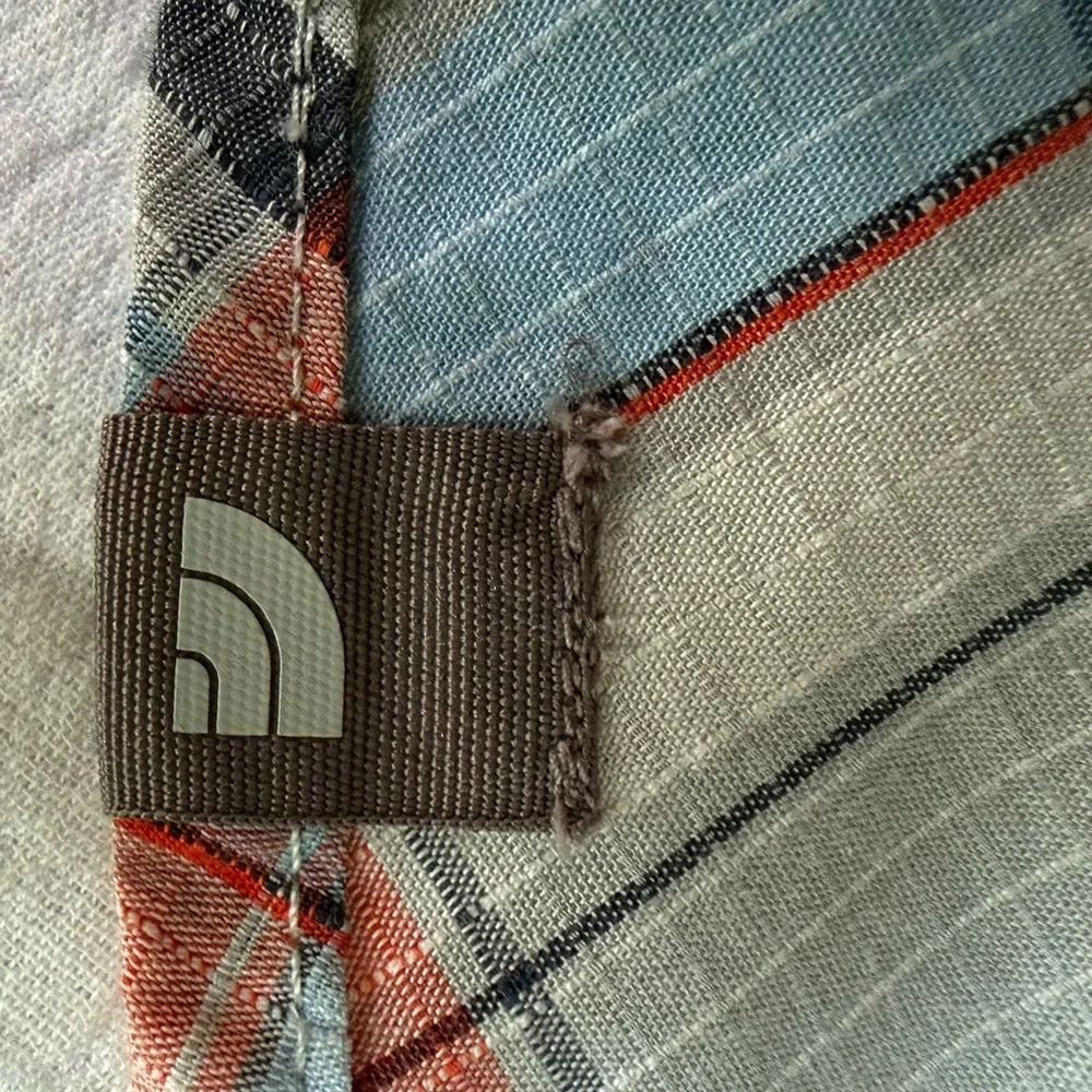 NWOT The North Face Plaid Button-Down Shirt L Red Gray Blue w Hidden Neck Pocket
